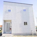 【市川三郷町】飽きの来ない白い外観がかわいらしく高級感があるお家です