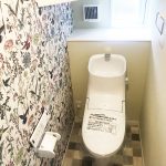 【笛吹市】対面キッチンから見える小上がりで子供の様子も見ることができるお家！トイレのかわいいクロスはお施主様の拘りです♪