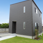 [南アルプス市]大きな窓でコンパクトでも開放感のあるコスパ◎な二階建て